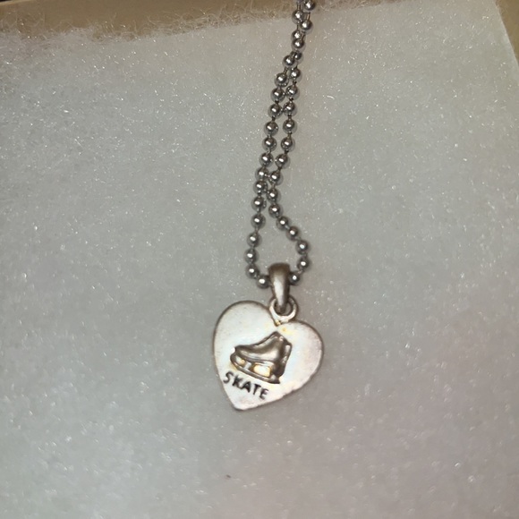 Undee bandz skating necklace, snowflake earrings & barette - Picture 4 of 7